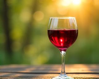 Calice di vino rosso locale in un ambiente boschivo